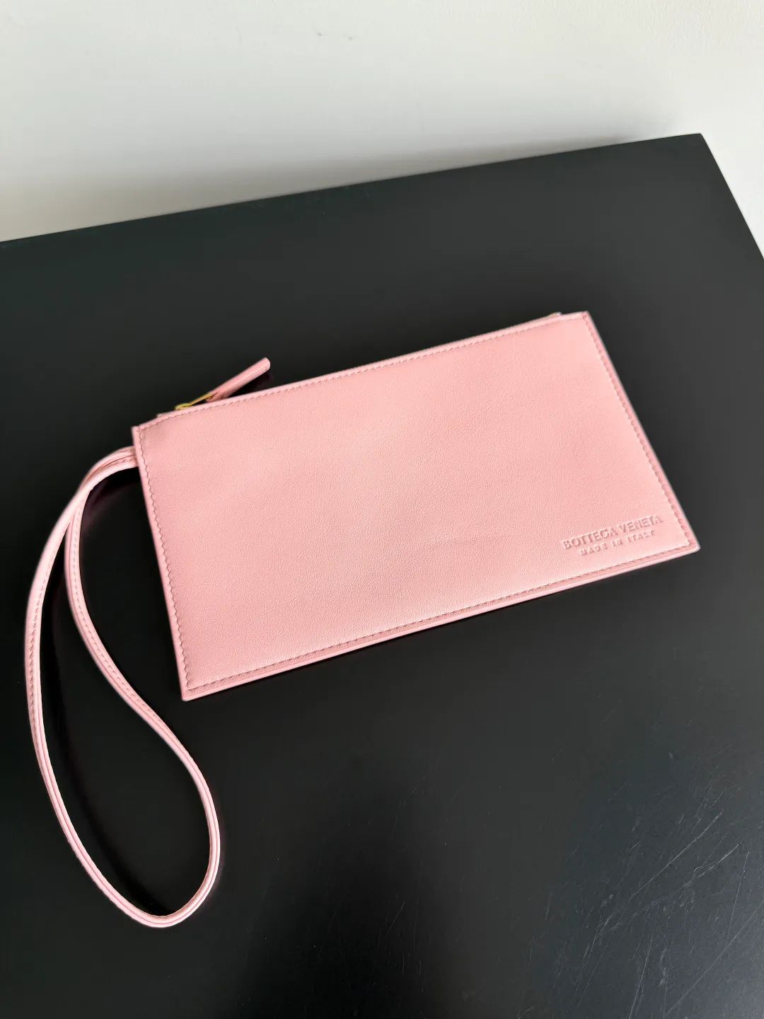 Batch 2660 Bottega Veneta 2025 new product PINACOTECA bag, iconic weaving process, skillfully crafted with 10mm Intrecciato process and equipped with suede lining. Four small strips of leather add character to the design and make the bag more stable. Relaxed yet sophisticated, casual yet refined, suede lining and double-sided design, suitable for shoulder and hand carry. The four straps can be adjusted into different shapes. One pack can be switched between two uses, easily integrating into your daily rhythm. Style number: 817166 Size: 43*23*17.5cm
